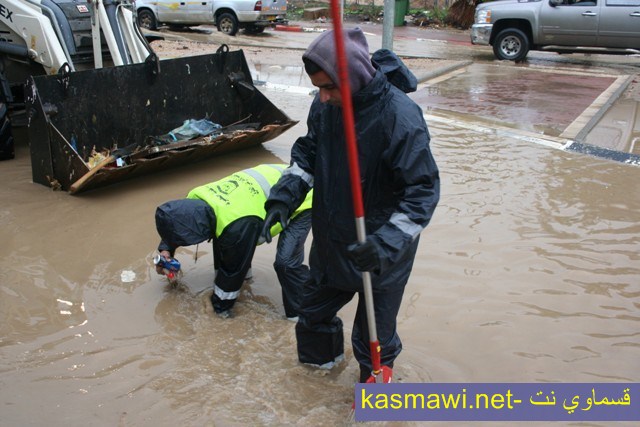 الطيرة تغرق في مياه الامطار .. ورئيس البلدية يخرج بنفسه لمساعدة الاهالي 